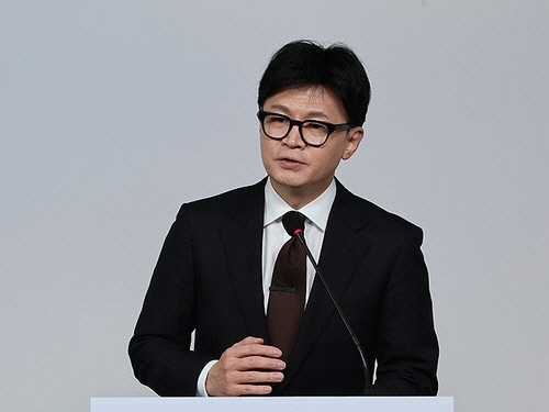 국민의힘 한동훈 대표와 한덕수 국무총리가 8일 오전 서울 여의도 국민의힘 당사에서 국정 수습 방안에 대한 공동 담화문을 발표하고 있다. [연합뉴스]